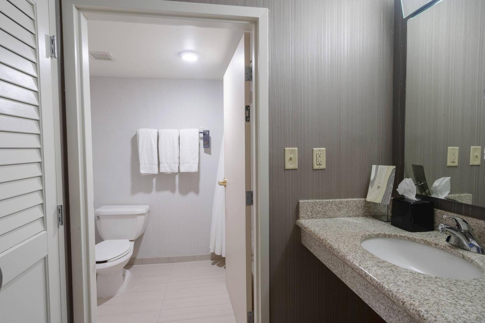 Courtyard By Marriott Cleveland Willoughby Hotell Exteriör bild