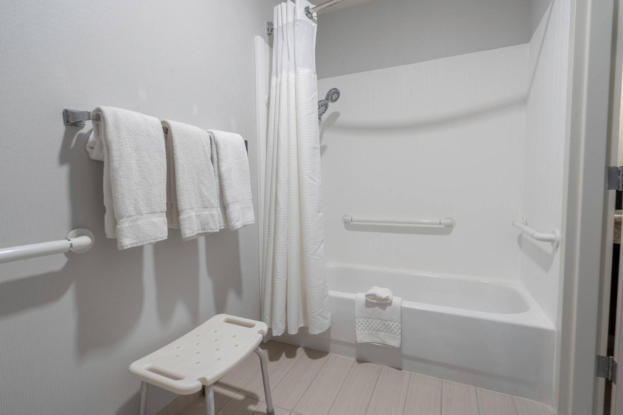 Courtyard By Marriott Cleveland Willoughby Hotell Exteriör bild